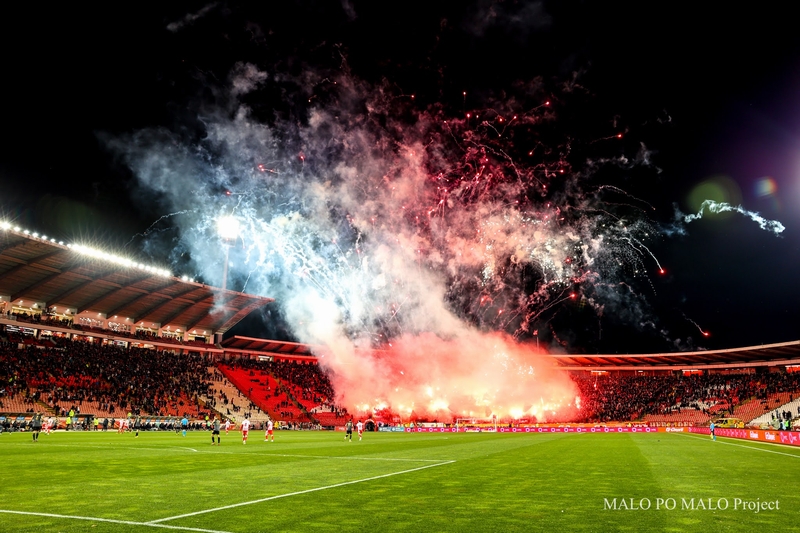 日本人女性が撮った「ミハイロヴィッチ追悼試合」…“隠されたピクシー”の違和感と紅く燃えたスタンド｜写真8