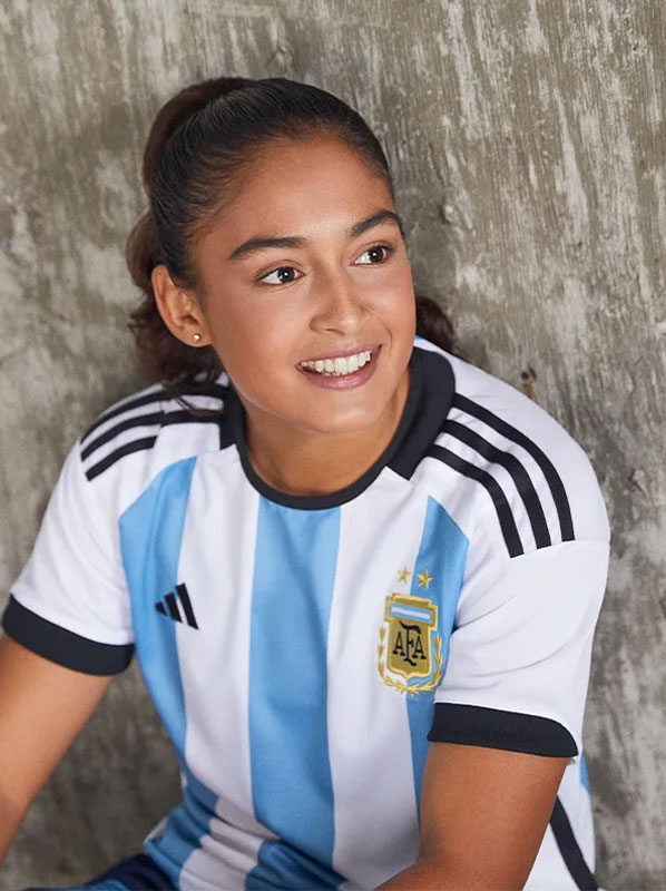 アルゼンチン代表、カタールW杯に向けた新ユニフォーム発表！「国の象徴」を背負うデザイン｜写真6
