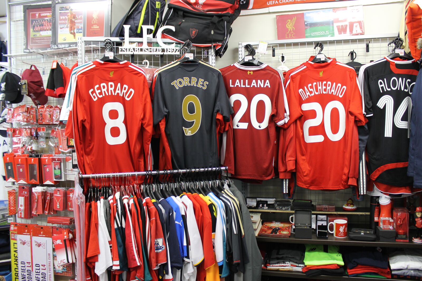 【Playback!】サッカーグッズの聖地で売れる本当に人気なチーム５選｜写真10