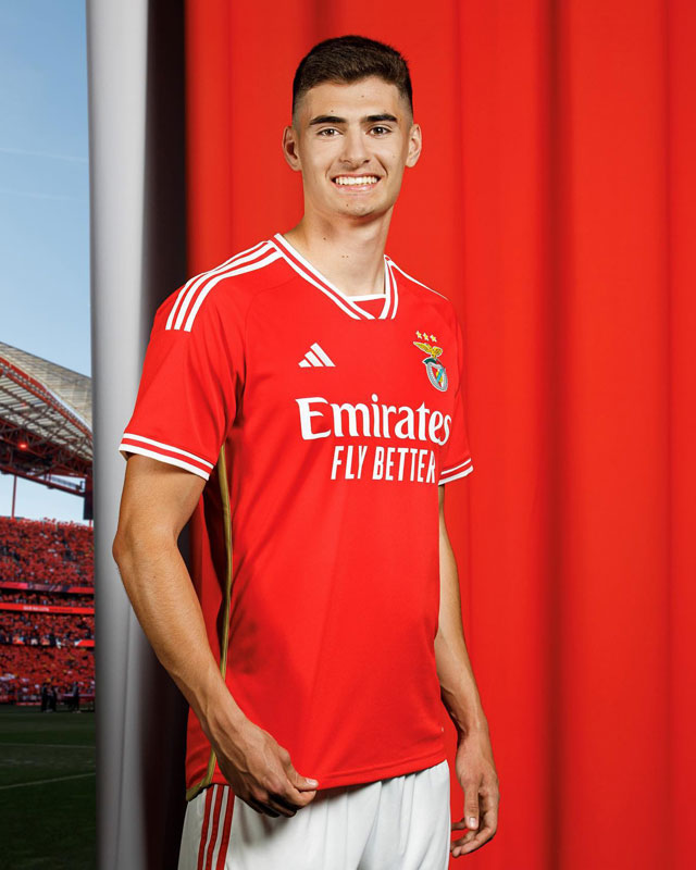 “王者”ベンフィカが23-24新ユニを発表！洗練デザインでクラブ120周年を祝う｜写真4