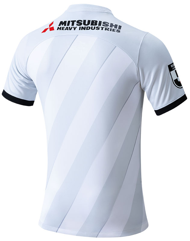 浦和レッズが2024新ユニフォームを発表！「スタジアムの熱気」を真紅と漆黒でダイナミックに描く｜写真6