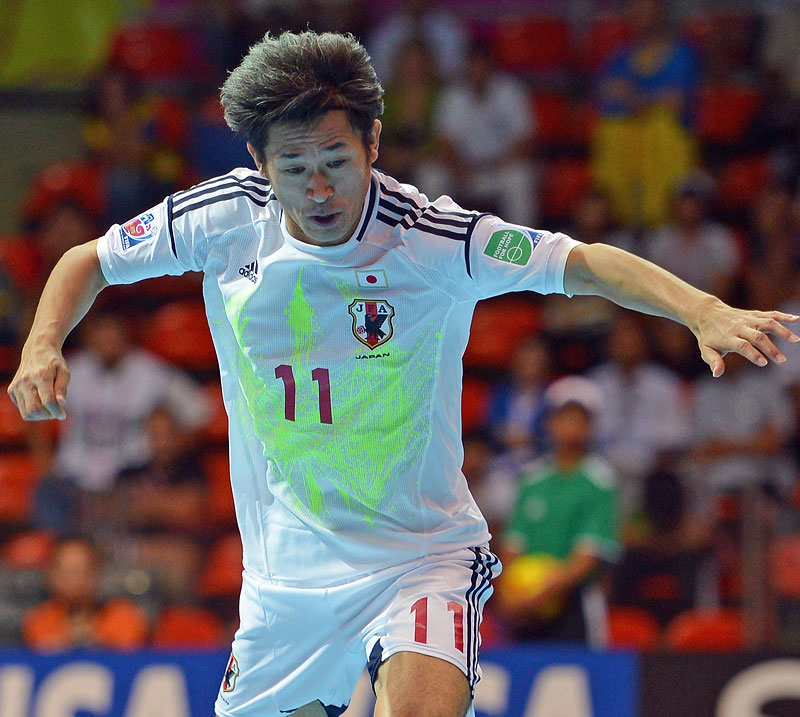 日本代表の歴代ユニフォームを見る！2012年「結束の一本線モデル」｜写真19