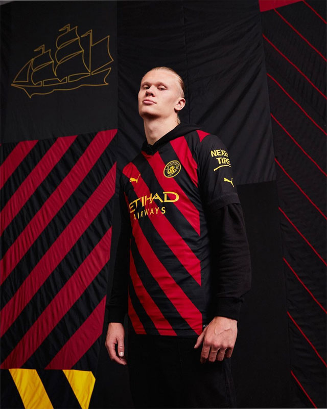 マンチェスター・シティ、22-23新アウェイユニフォーム発表！「伝説の赤黒復活」｜写真7