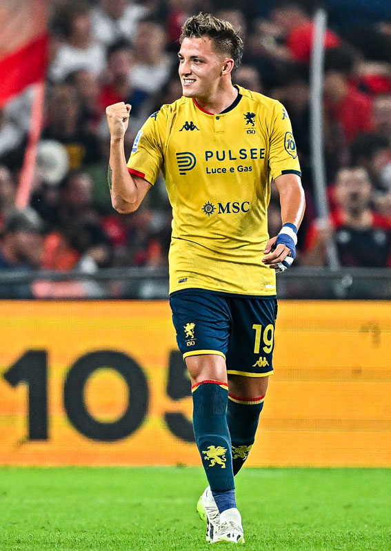 ジェノアに美しき「130周年記念ユニフォーム」登場！エンブレムも“特別仕様”の華やかな歴史的一着｜写真5