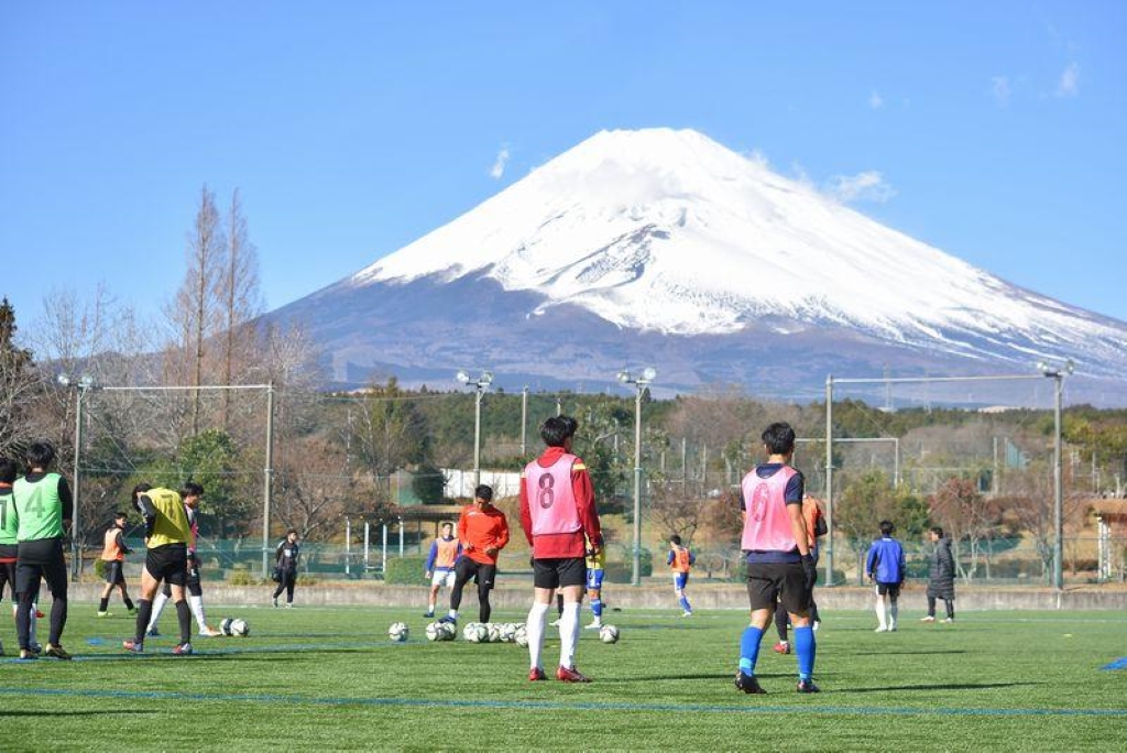 素晴らしすぎる絶景！山と調和する世界の美しいスタジアム3選｜写真4