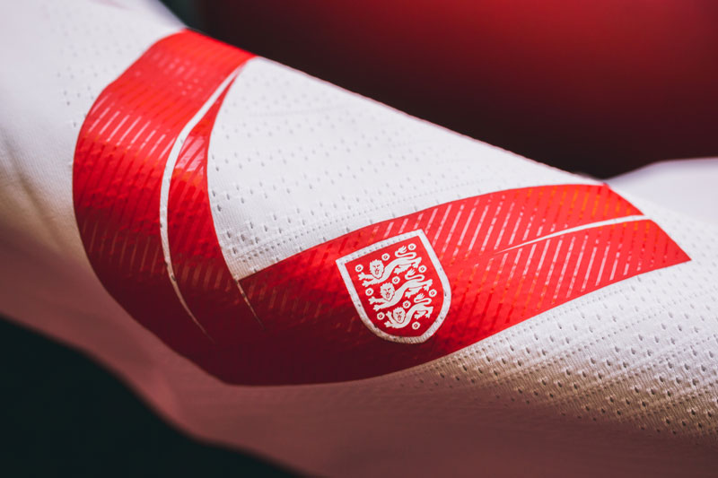 イングランド代表、ロシアW杯ホームユニフォームは「伝統と最新技術」の融合｜写真7