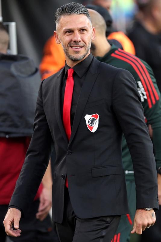 首位リーベル・プレートを率いるデミチェリス監督、やっぱり「最強のイケおじ」になっていた！｜写真8