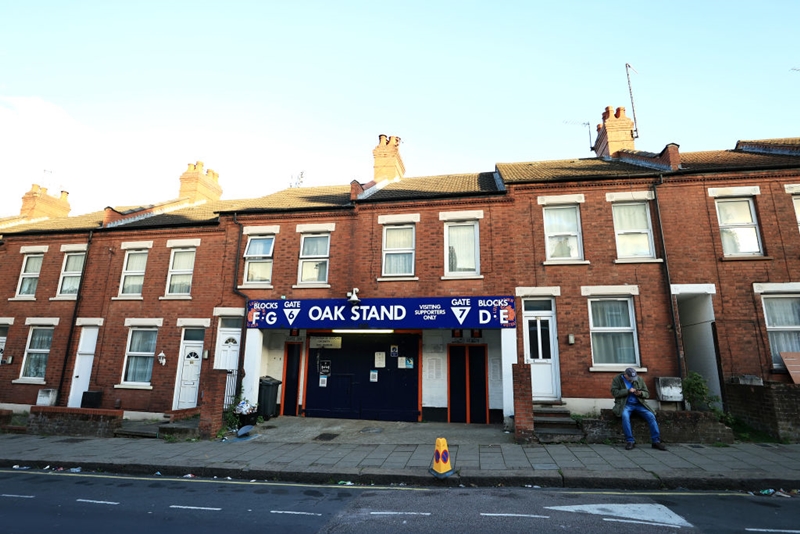 住宅地のど真ん中！悲願のプレミア初昇格を決めたルートン・タウンのスタジアムがおもしろい｜写真2