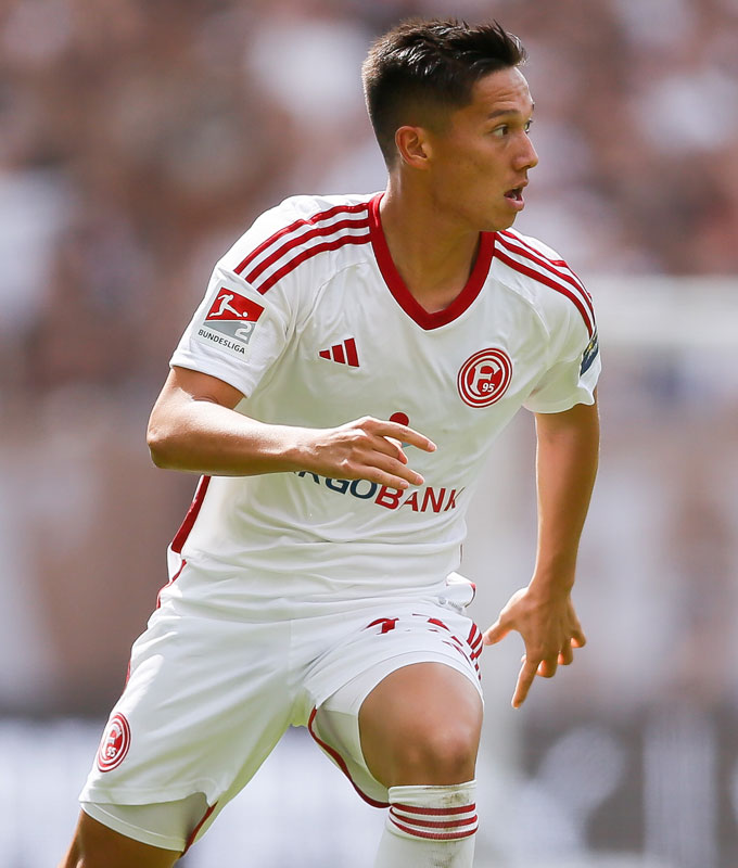 田中碧のフォルトゥナ・デュッセルドルフ！「90年代シマシマ復活」の今季ユニ、 懐かしの胸ロゴも登場｜写真5