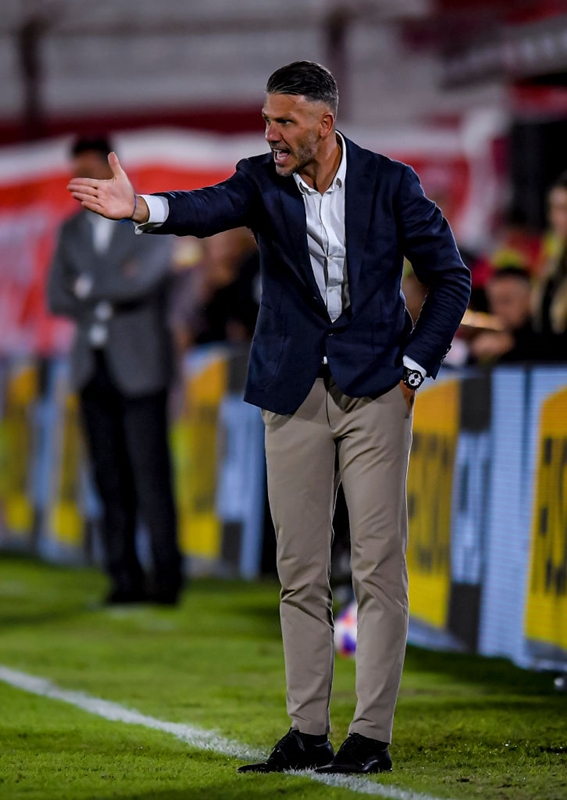 首位リーベル・プレートを率いるデミチェリス監督、やっぱり「最強のイケおじ」になっていた！｜写真5