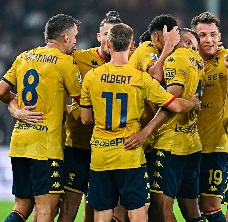 ジェノアに美しき「130周年記念ユニフォーム」登場！エンブレムも“特別仕様”の華やかな歴史的一着｜写真6