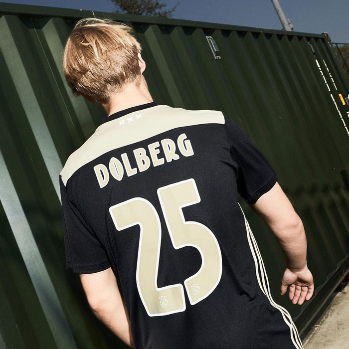 アヤックス、「ブラック＆ゴールド」の2018-19新アウェイユニフォームを発表！｜写真7