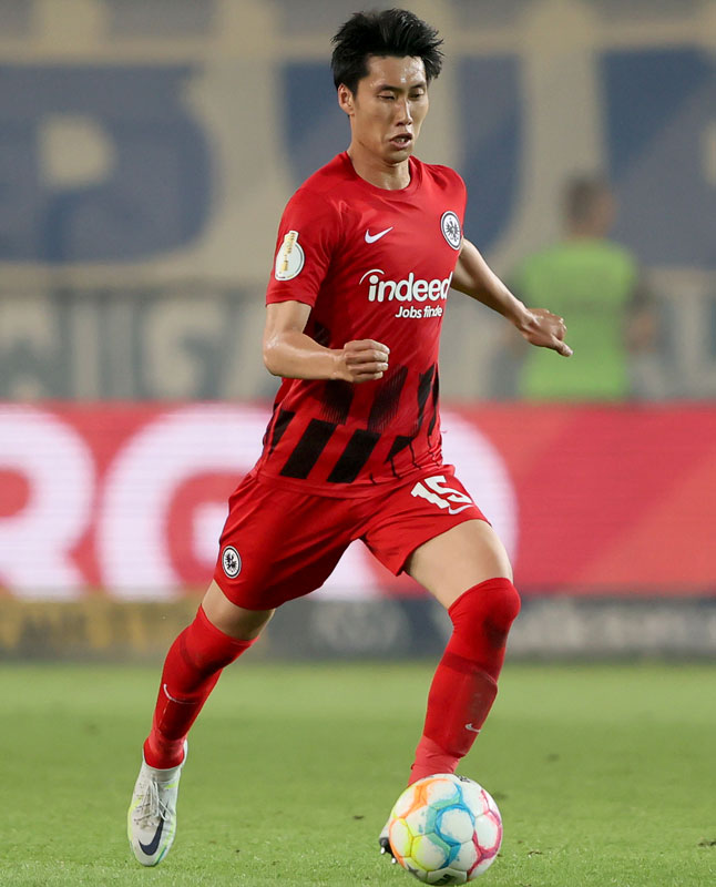 フランクフルト、2022-23新ユニフォームを発表！長谷部と鎌田のユニ姿も掲載｜写真11