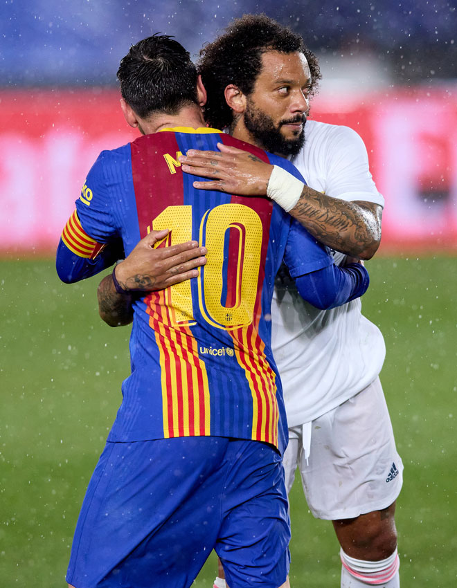 バルセロナの「クラシコ限定ユニフォーム」、ついにデビュー！メッシのユニ姿も見る｜写真5