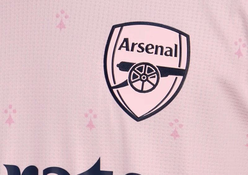 初の「ピンクユニ」登場！アーセナルが22-23新サードユニフォームを発表｜写真4