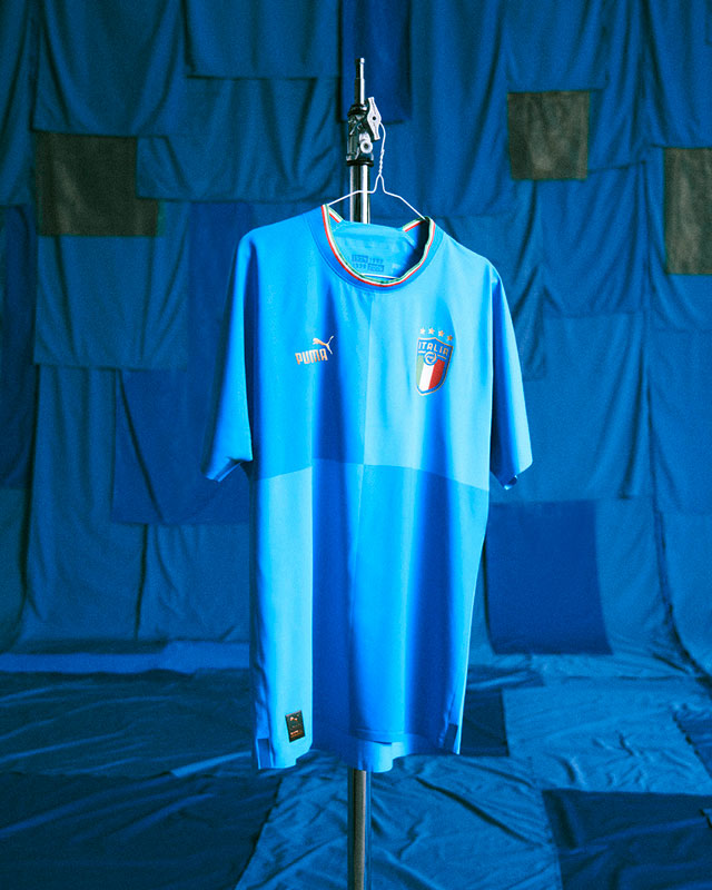 イタリア代表、2022新ユニフォームを発表！W杯優勝を祝う「4分割」デザイン｜写真6