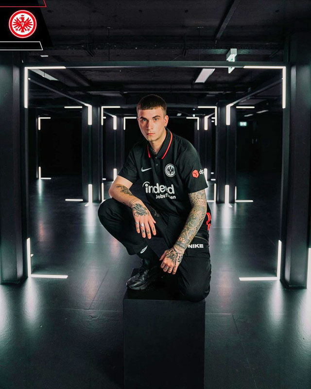 フランクフルト、2021-22新ユニフォームは黒色「ポロシャツ風」｜写真5