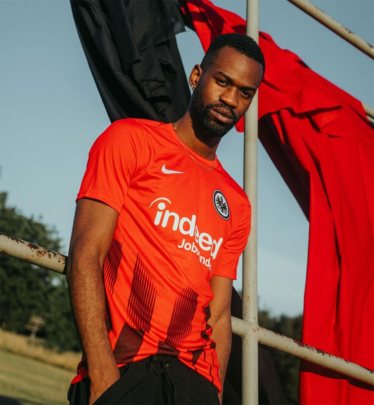 フランクフルト、2022-23新ユニフォームを発表！長谷部と鎌田のユニ姿も掲載｜写真9