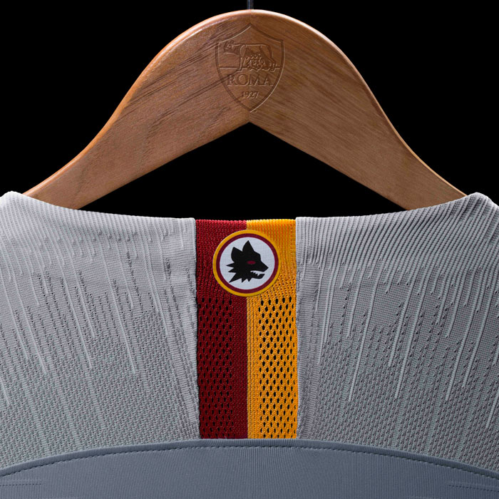 ローマ、ウルフグレーの2018-19アウェイユニフォームを発表！新背番号も掲載｜写真5