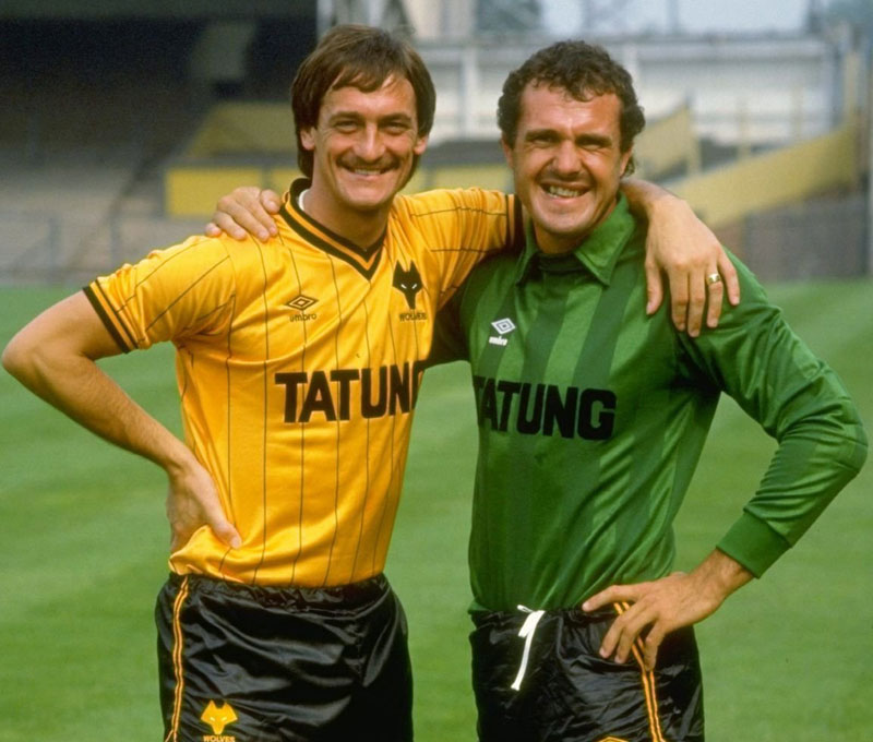 人気の英国レトロ！ウォルヴァーハンプトン、23-24新ユニは「懐かしの80年代」が登場｜写真4