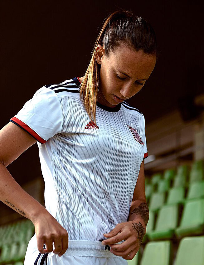 スペイン女子代表、W杯に向けた「完全オリジナル」の新ユニフォームを発表！｜写真4