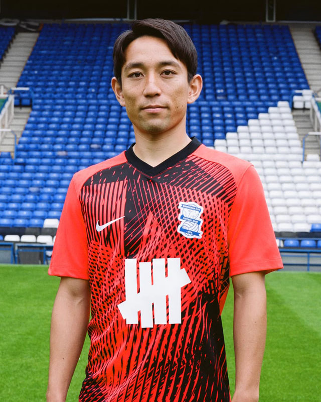 三好康児の新天地、バーミンガムが23-24新ユニを発表！あの『UNDEFEATED』が胸スポンサーに｜写真5