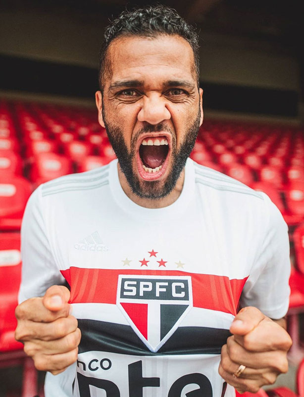 サンパウロ、2020新ユニフォームを発表！モデルは「吠えるダニ・アウヴェス」｜写真4