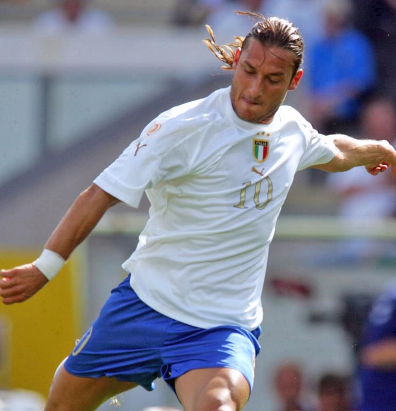 イタリア代表「歴代最高のユニフォーム」10着がこれだ！｜写真6