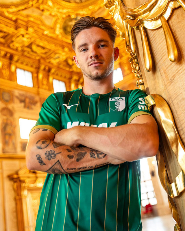 奥川所属のアウクスブルク！23-24新アウェイユニは美しき緑で「創設115周年」を祝う｜写真5