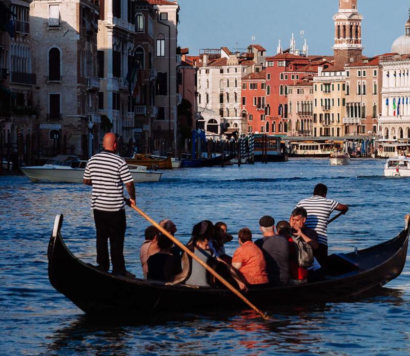 ヴェネツィア、待望の新ユニフォームが登場 「水の都の案内人」を讃える“おしゃれマリンボーダー”｜写真4