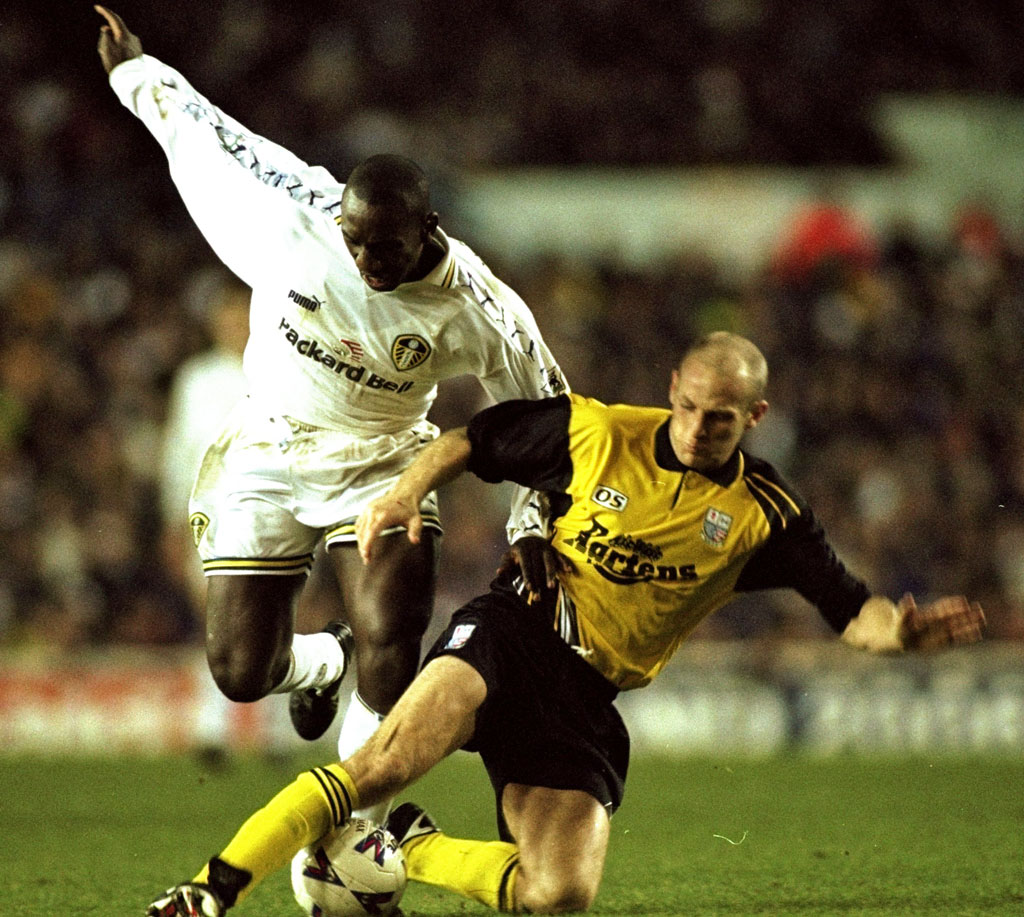 甦る“ヤング・リーズ”との激闘！イングランド8部に伝説『Dr. Martens』ユニフォームの復刻版が登場｜写真5