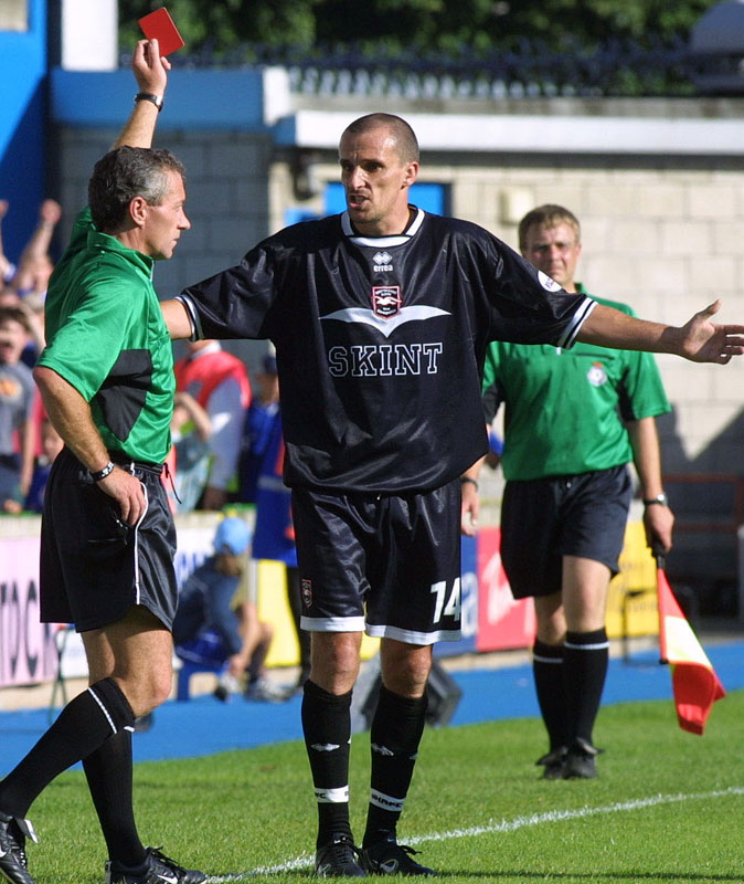 三笘にも着てほしい！ブライトン、伝説の「ブラックSKINT」レトロユニフォームがまだ買えるぞ｜写真4