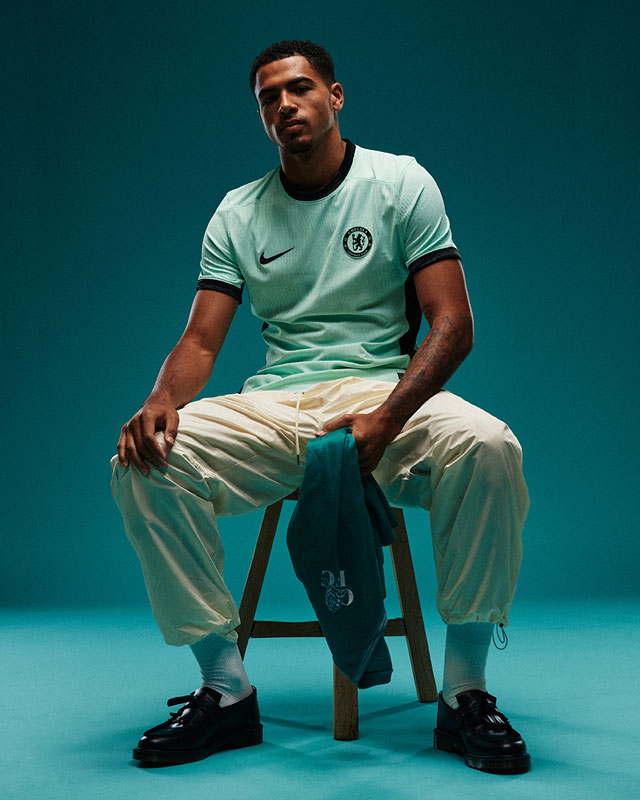 チェルシー、今季サードユニフォームは「原点のヒスイ色」に！80年代“自社ブランド”に触発のデザイン｜写真6