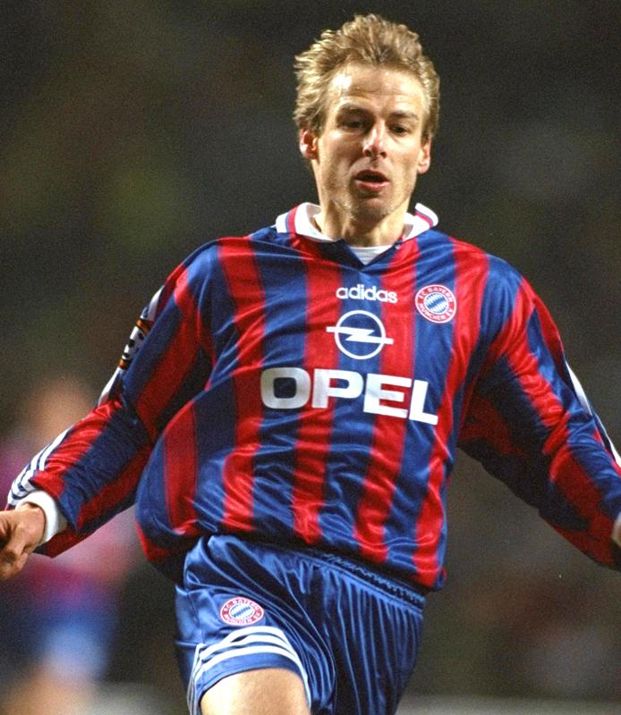 紺色やボーダー柄も！来日するバイエルン、「変幻自在のホームユニフォーム」8選｜写真8