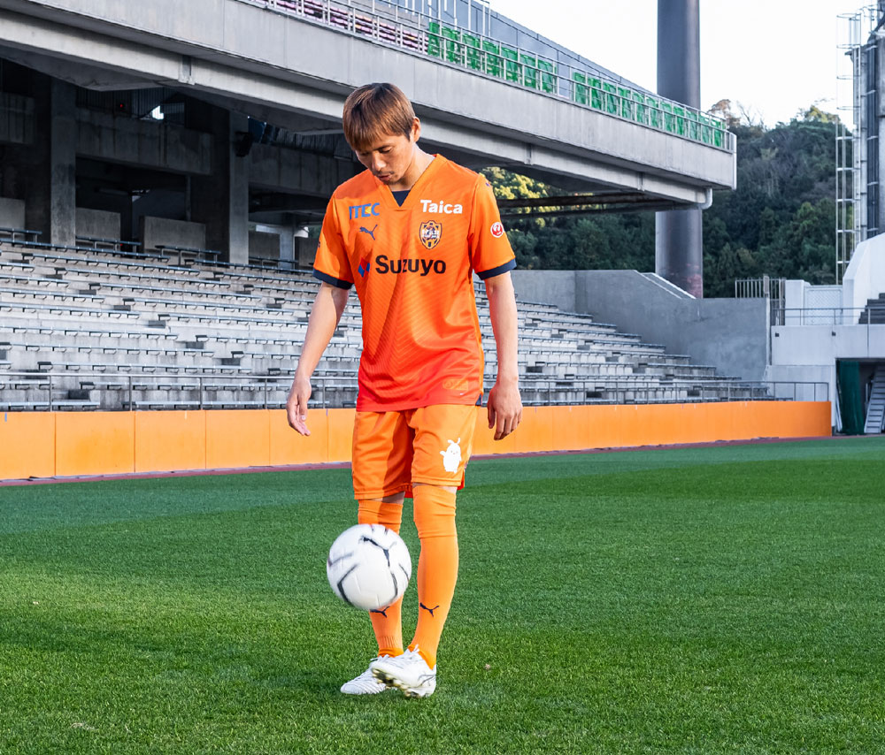 未知なる存在？清水エスパルス、今季ユニフォームのパンツに「謎のキャラ」が現れる｜写真2