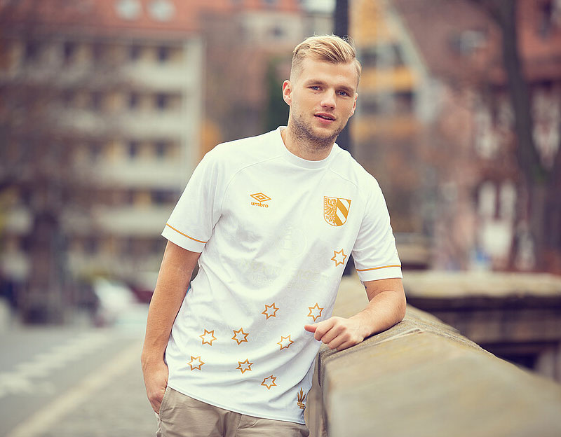 日本人選手も！近年「クリスマスユニフォーム」を着た欧州の5チーム｜写真6