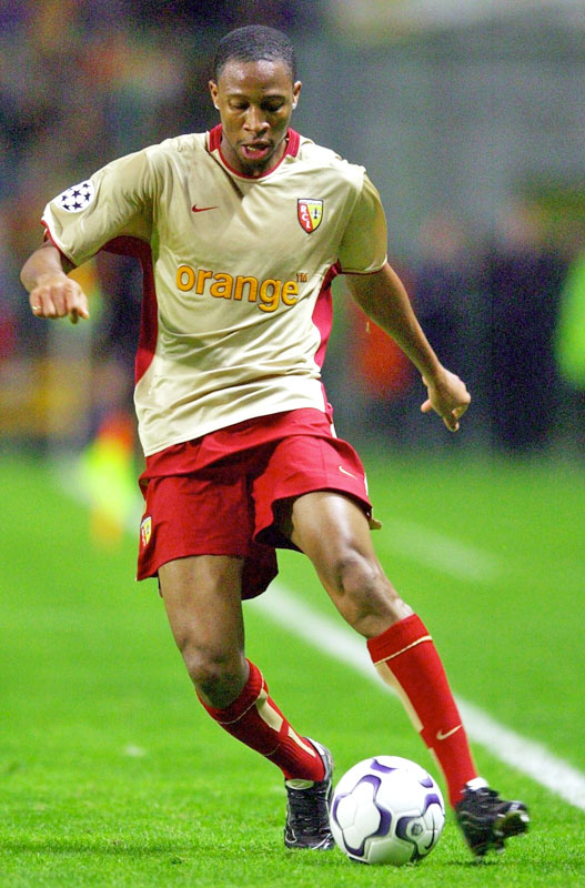 アーセナル撃破のRCランス、21年ぶりのCLユニが登場！デザインは伝説「血と黄金」モデルの復活だった｜写真6