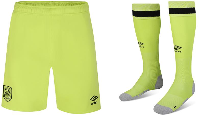 中山雄太が先発復帰！古豪ハダーズフィールドの今季ユニ、実は“伝説”に敬意の100周年記念モデル｜写真6