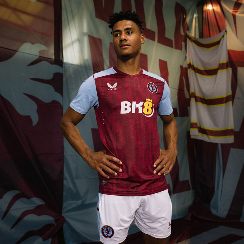 NEWエンブレム登場！アストン・ヴィラが23-24新ユニを発表　新たな胸ロゴは「ギャンブル系」｜写真5