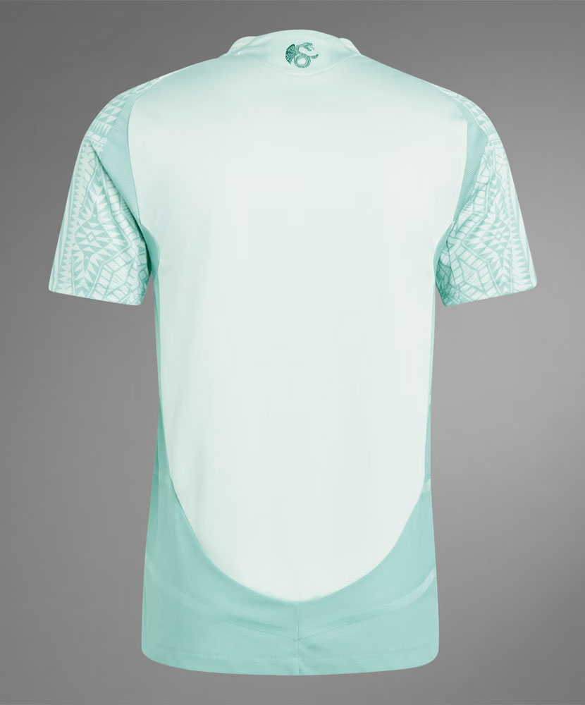 今回も強烈！メキシコ代表、「鷲の羽」デザインの新ユニフォーム発表　薄緑色のアウェイは「ヘビ柄」に｜写真6