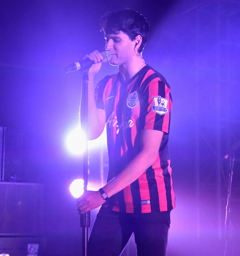 サッカーと音楽のコラボ！これが「世界的ミュージシャン」のユニフォーム姿｜写真3