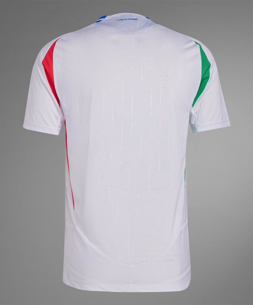 “トリコローレ”を強調！イタリア代表が新ユニフォームを発表　EURO2024に向けた「前回王者の戦闘服」｜写真6