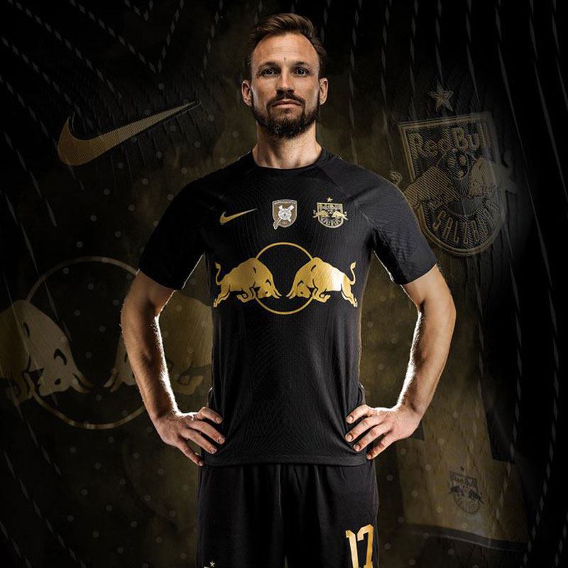 レッドブル・ザルツブルク、「10連覇記念」限定ユニ登場！“レッドブル缶”が豪華2本付き｜写真7