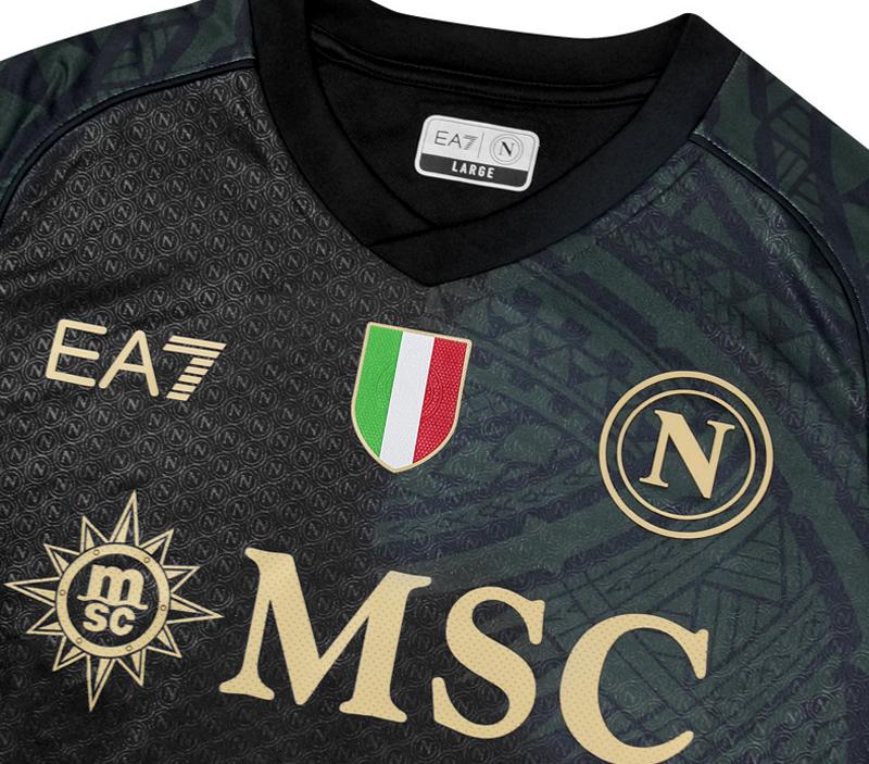 王者ナポリ、漆黒になぜか「タトゥー」デザインの新ユニが登場　その狙いは“屈強ラグビーチーム”か｜写真3