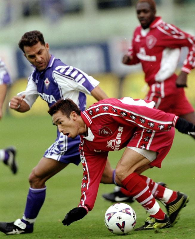 中田英寿、飛躍の年！ペルージャ「1999-2000ホーム」ユニフォーム｜写真3