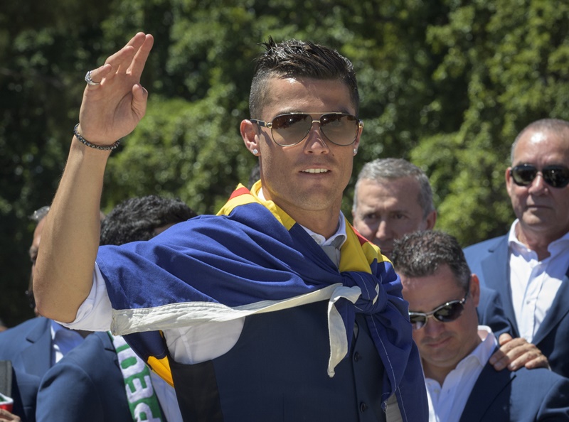 イケメン爆発！Ｃ・ロナウド、デビュー以降の「髪型変遷」がこれ｜写真8