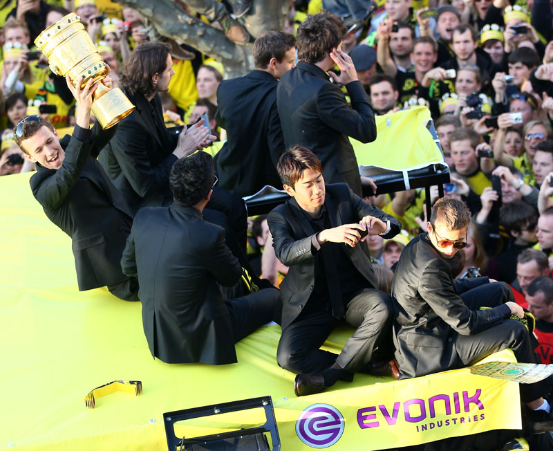 ドルトムントが23-24新アウェイユニを発表！「香川真司も英雄パレード」の聖地を描く｜写真5