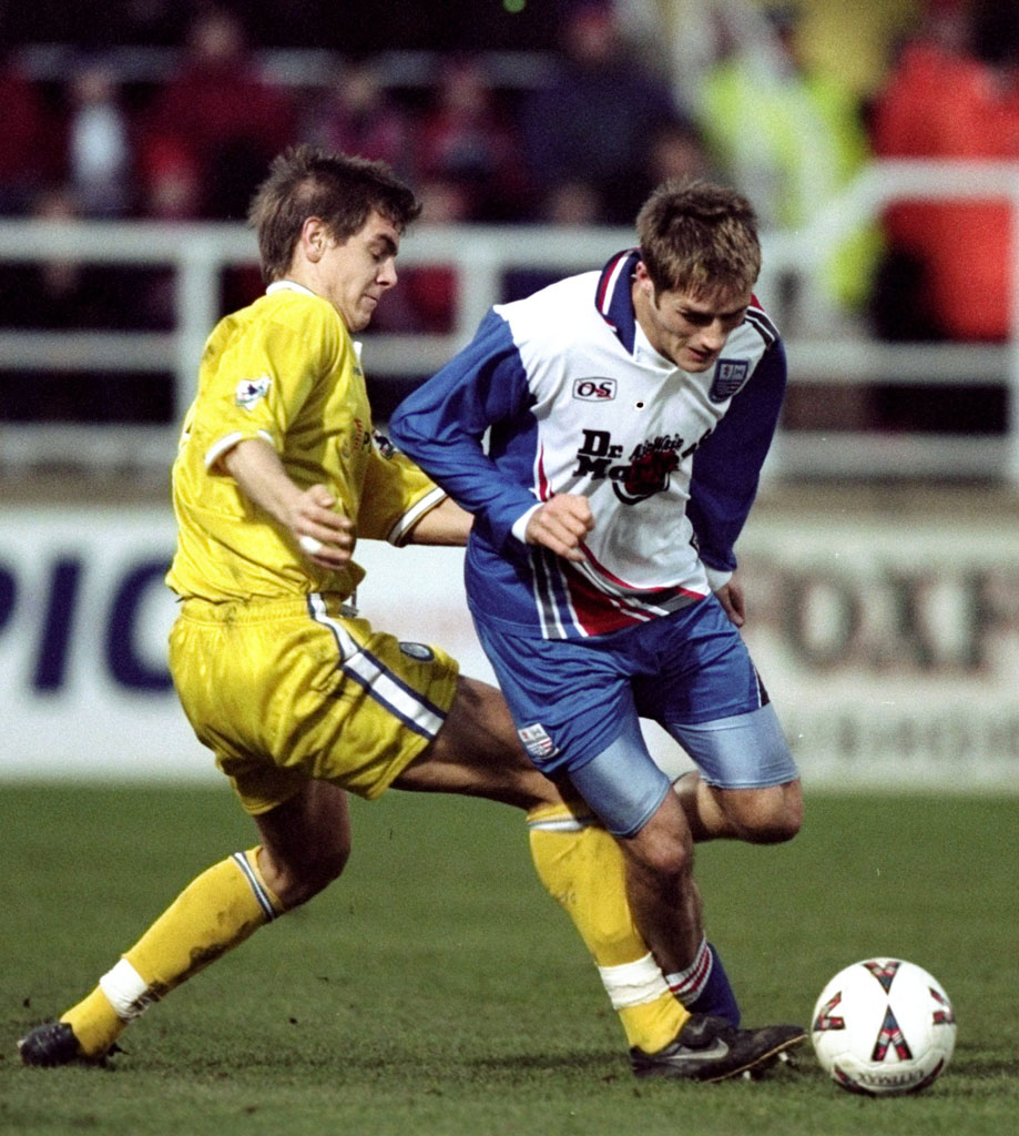 甦る“ヤング・リーズ”との激闘！イングランド8部に伝説『Dr. Martens』ユニフォームの復刻版が登場｜写真4