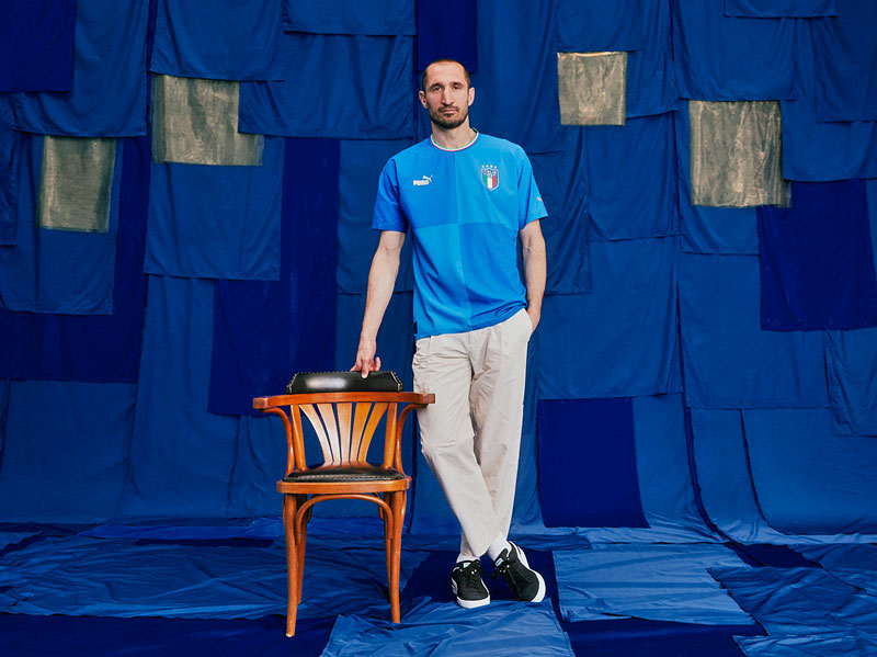 イタリア代表、2022新ユニフォームを発表！W杯優勝を祝う「4分割」デザイン｜写真7