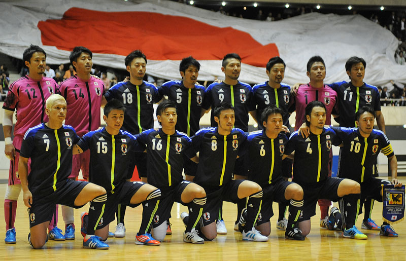 日本代表の歴代ユニフォームを見る！2012年「結束の一本線モデル」｜写真16